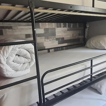 بيت شباب At بورغاس